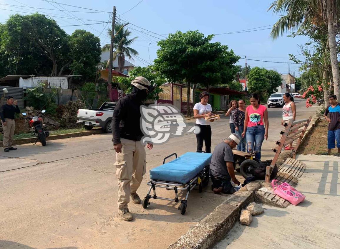 Vecinos y Protección Civil auxilian a discapacitado arrollado en Acayucan