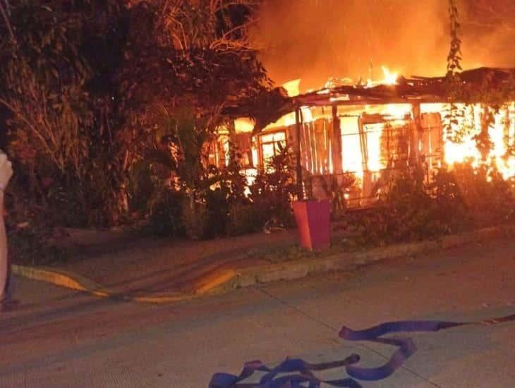 En perdida total casa de Hueyapan de Ocampo tras terrible incendio (+vídeo)