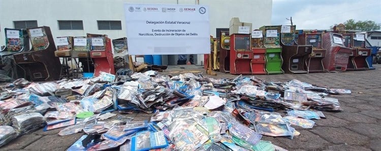 Destruyen máquinas tragamonedas y material “pirata” en Veracruz