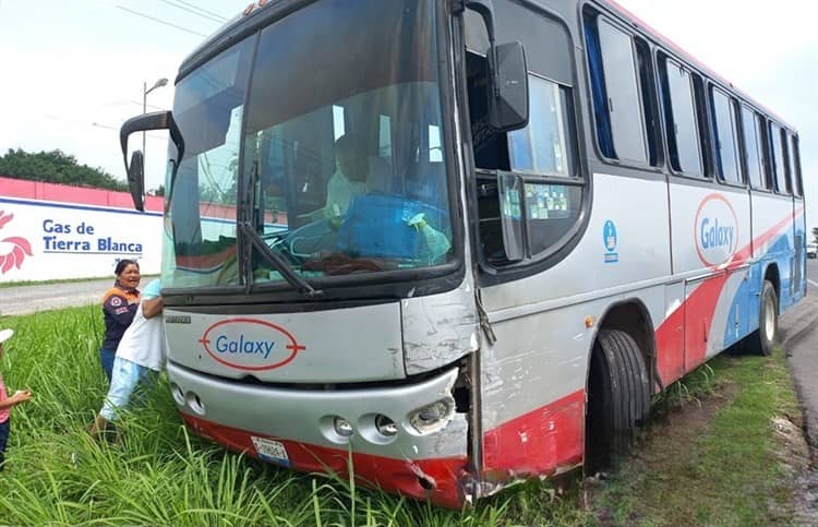 Colisión entre autobús y camionetas deja heridos en tramo Tinaja-Tierra Blanca