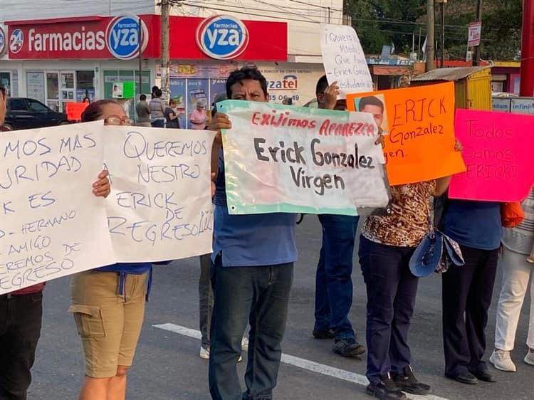 Se manifiestan para solicitar agilizar búsqueda de Erick en Veracruz