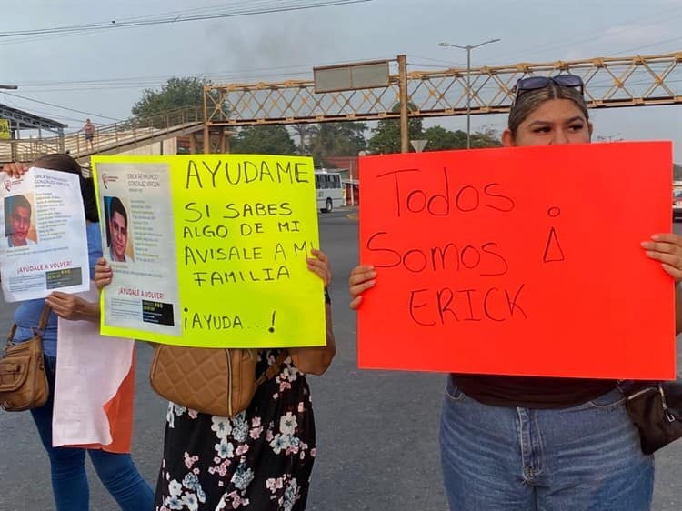 Se manifiestan para solicitar agilizar búsqueda de Erick en Veracruz
