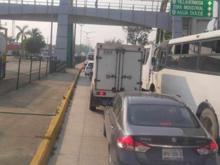 Caos vial y tráfico lento por tráiler descompuesto en el puente Coatzacoalcos