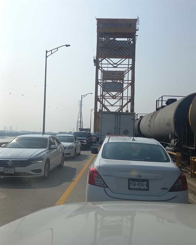 Caos vial y tráfico lento por tráiler descompuesto en el puente Coatzacoalcos