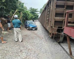 Tren impacta a familia en Soledad de Doblado