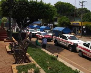 Taxistas encierran a unidades mixto rurales en Tatahuicapan