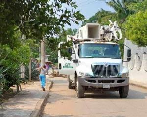 Retienen camioneta de la Cfe ante la falta de luz en Oteapan