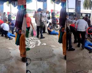 Someten con oraciones a ebrio sujeto en Minatitlán ¡le sacan arma en pleno exorcismo! (+Video)
