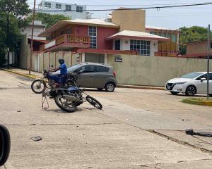 Mandan a volar a motociclista tras choque en Coatzacoalcos