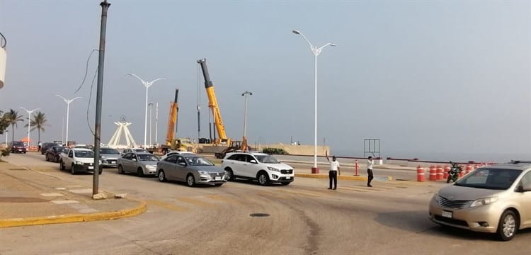 Devuelta a la colocación del asta bandera en el Malecón; grúas empiezan labores