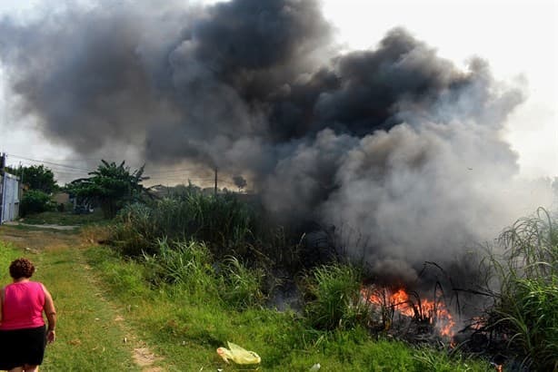 Se incendia extenso vertedero de desechos plásticos en Nueva Calzadas (+Video)