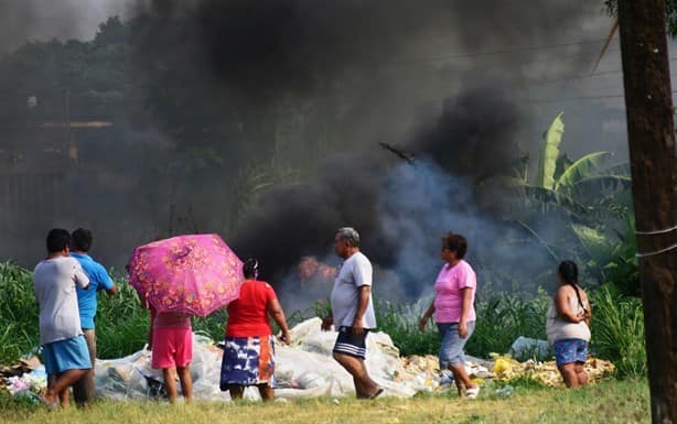 Vecinos de Nueva Calzadas piden rellenar terreno que se utiliza como vertedero; han ocurrido múltiples incendios