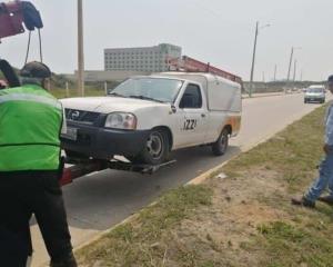 Retiran camioneta averiada del Malecón Costero