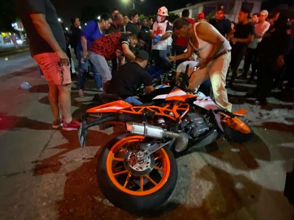 Graban momento en que motociclista pierde la vida tras impactarse contra camioneta en Minatitlán (+Video)