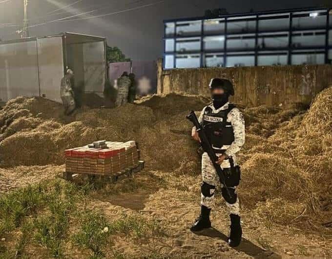 Entre paja escondían cargamento de cocaína; Guardia Nacional los detiene en Acayucan
