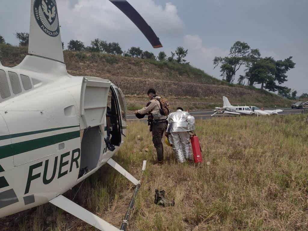 Por fallas mecánicas avioneta realiza aterrizaje de emergencia en autopista Tuxpan - Poza Rica
