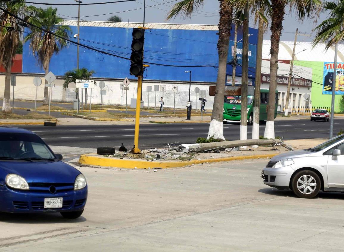 Caos vial por falta de semáforos en avenida Palmas y Universidad