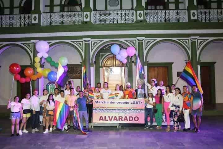 Alcaldesa de Alvarado encabeza marcha LGBTI