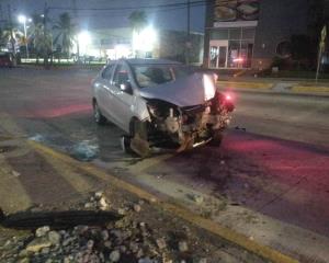 Vehículo chocó con poste y derribó semáforo en avenida Las Palmas