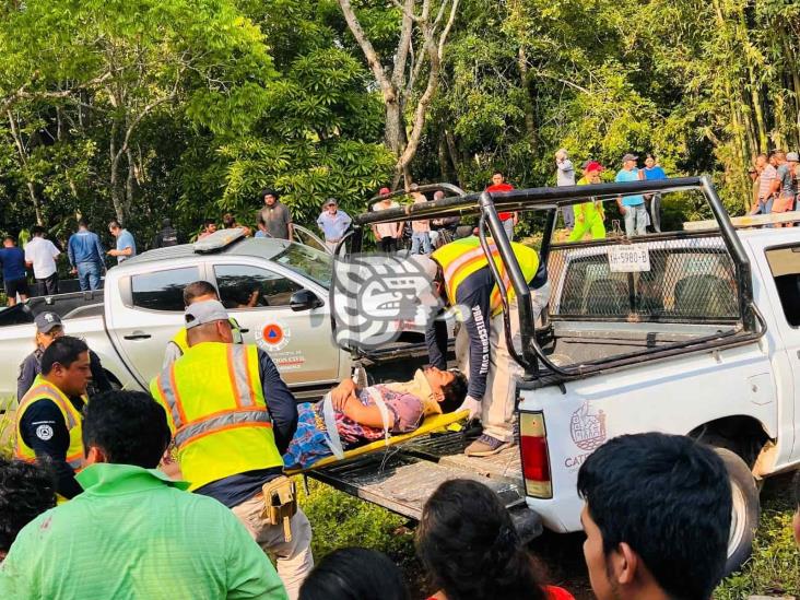 Más de 15 heridos tras volcadura de autobús entre Hueyapan y Catemaco