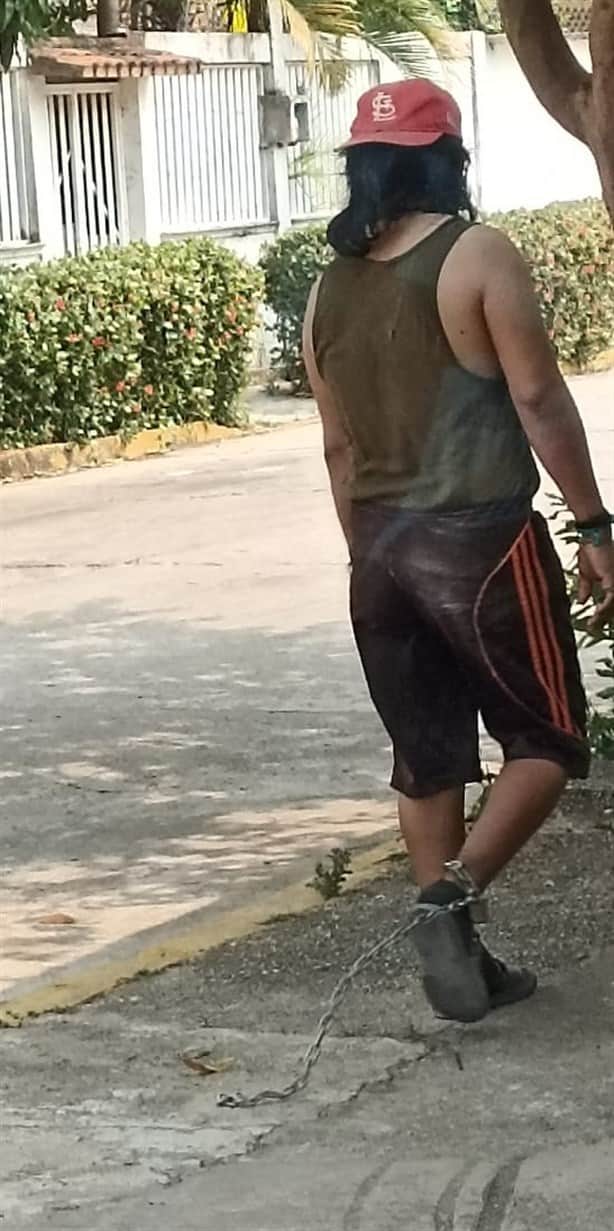 Sorprende a vecinos de la Díaz Ordaz un sujeto que caminaba encadenado por las calles
