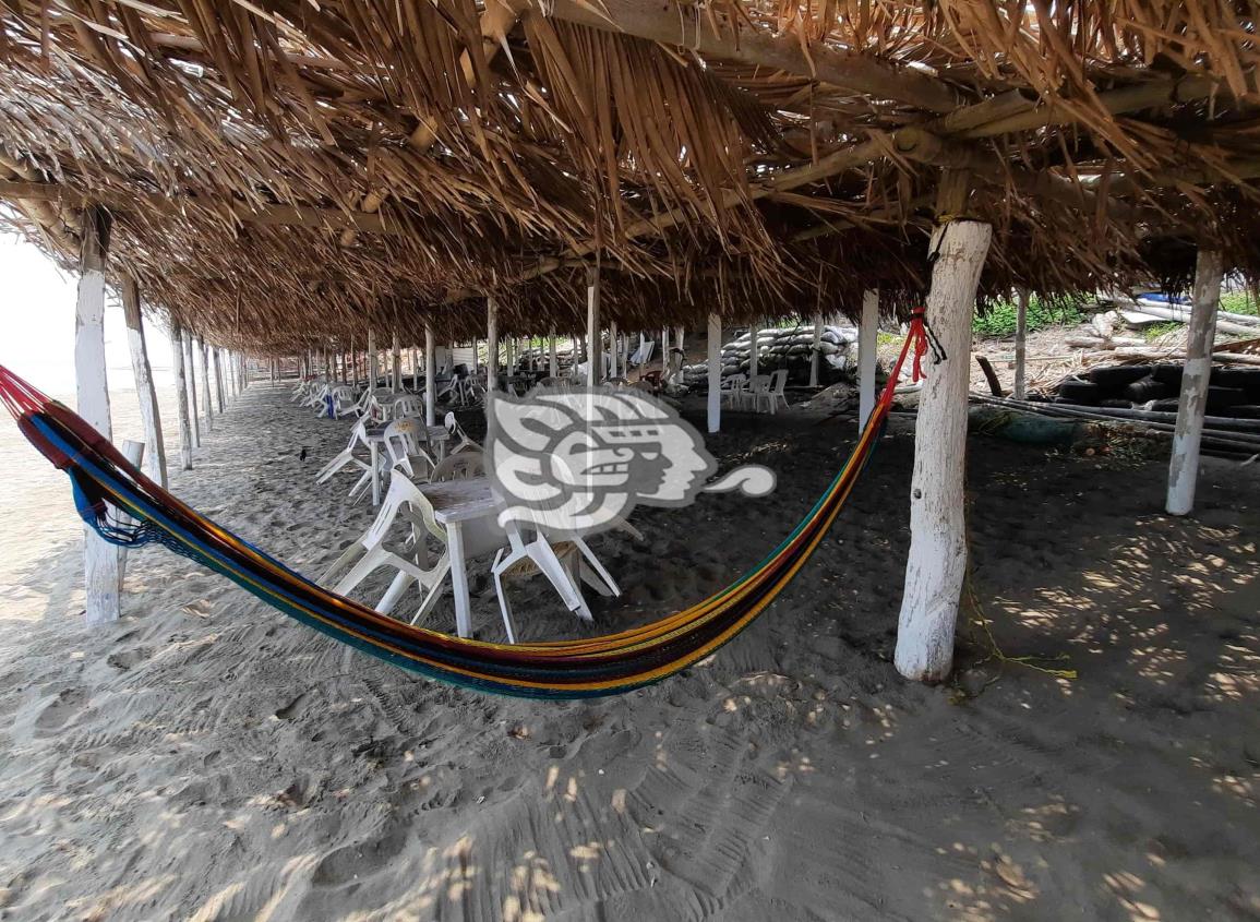 Restaurantes de la zona de playa en Agua Dulce permanece con bajas ventas pese a intensos calores