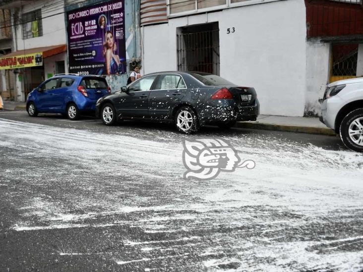 ¿Y quién responde? Empleados de la SEV ‘bañan’ con pintura a autos en Xalapa