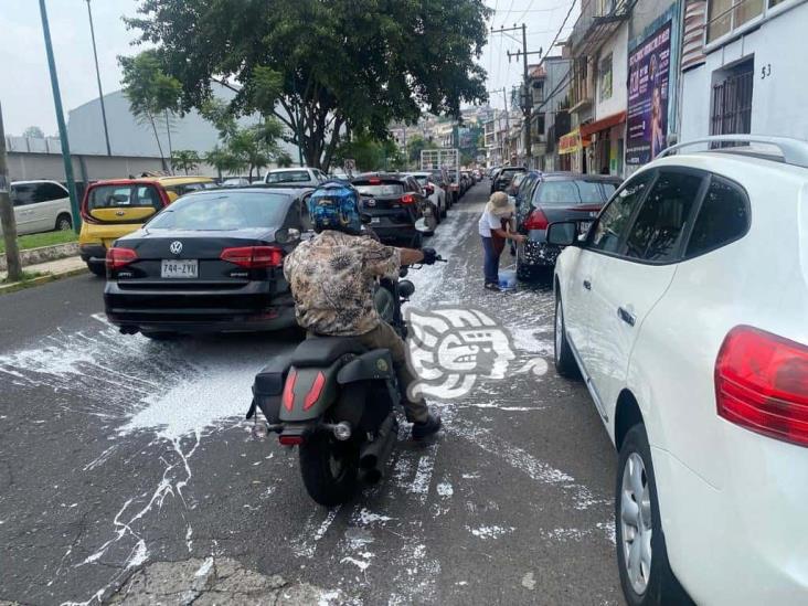 ¿Y quién responde? Empleados de la SEV ‘bañan’ con pintura a autos en Xalapa