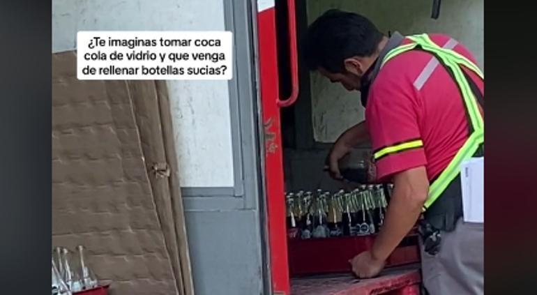 ¡En la movida! captan a empleado de Coca Cola rellenando envases (+Video)