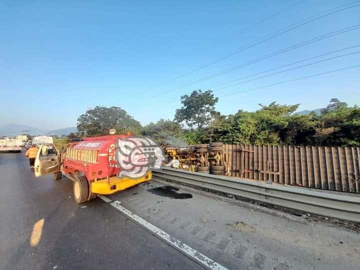 Vuelca tráiler en autopista Puebla-Córdoba; rapiñeros no se hicieron esperar