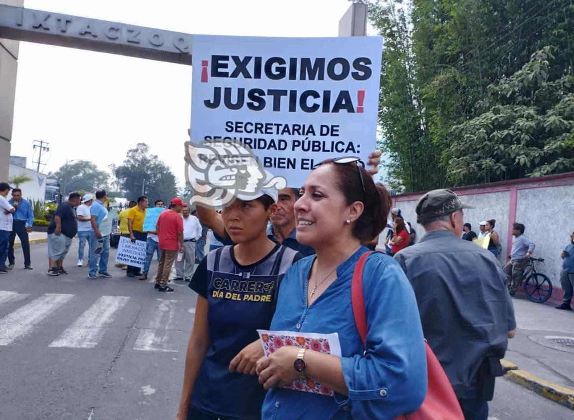 Exigen liberación de obrero con bloqueo en acceso de Ixtaczoquitlán (+Video)