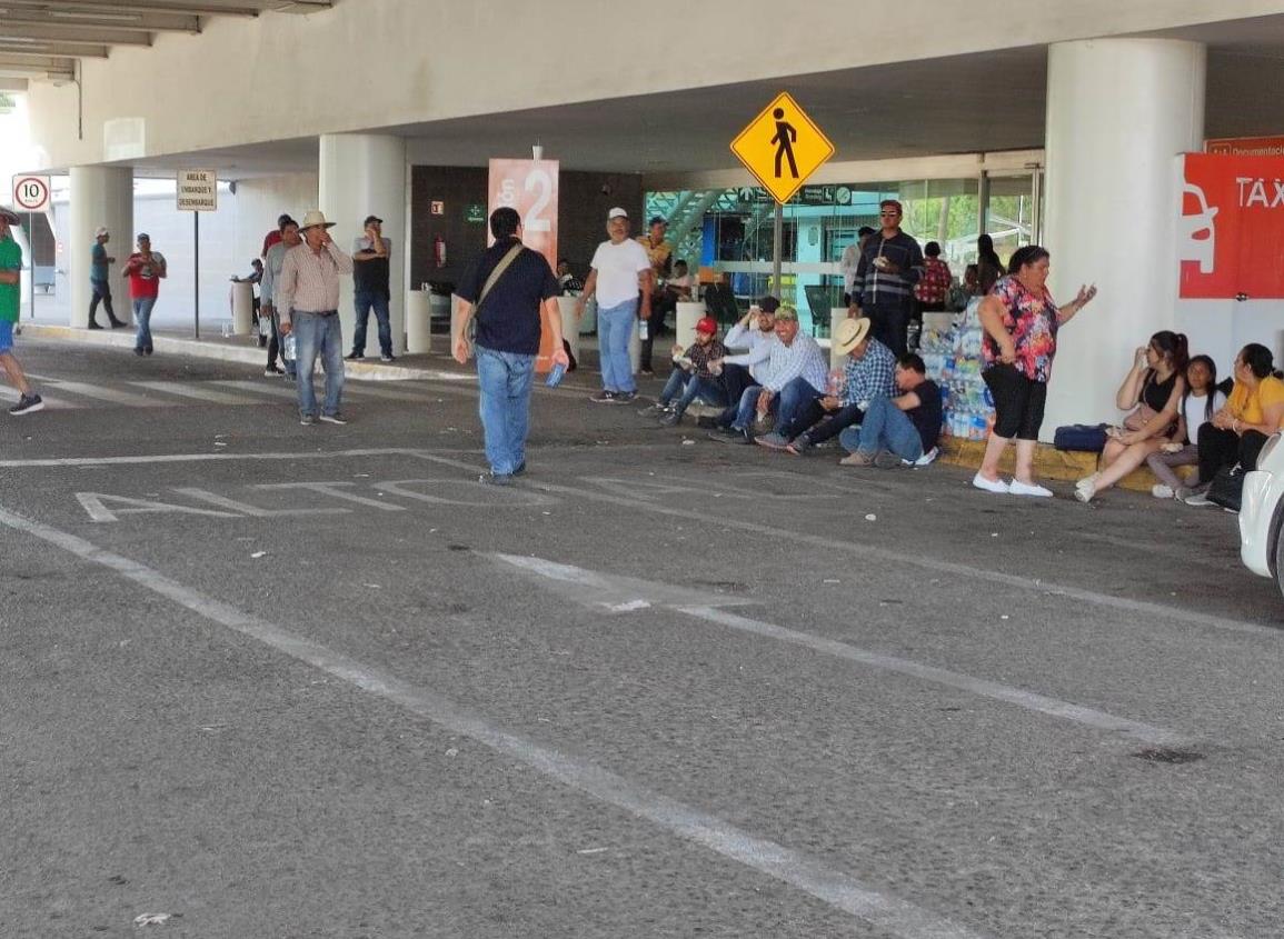 AMLO denuncia chantaje de agricultores que tomaron el aeropuerto de Culiacán