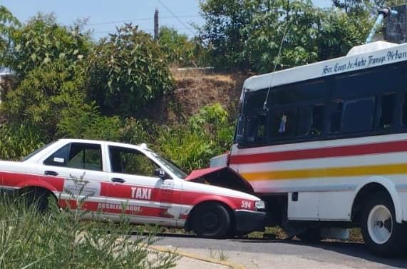 Taxi colisiona contra autobus el cual es utilizado para el traslado de alumnos en Cosolea