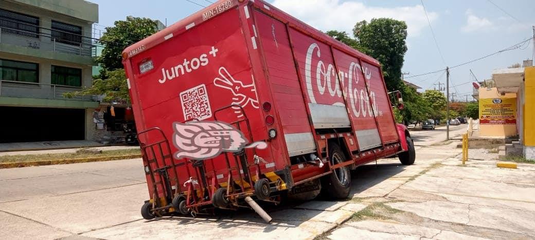 ¡Las Cocas! camión refresquero cae en hundimiento en Coatzacoalcos 