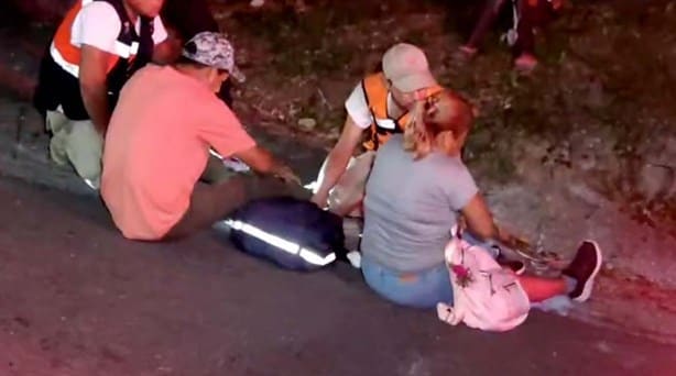 Auto se impacta contra motociclistas en Tlapacoyan; el responsable huye