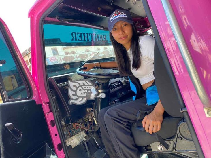 La pequeña Kimberly de 14 años está cumpliendo su sueño de ser camionera