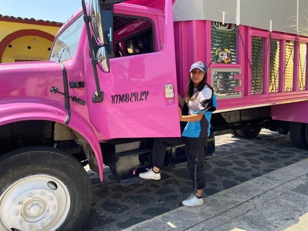 La pequeña Kimberly de 14 años está cumpliendo su sueño de ser camionera