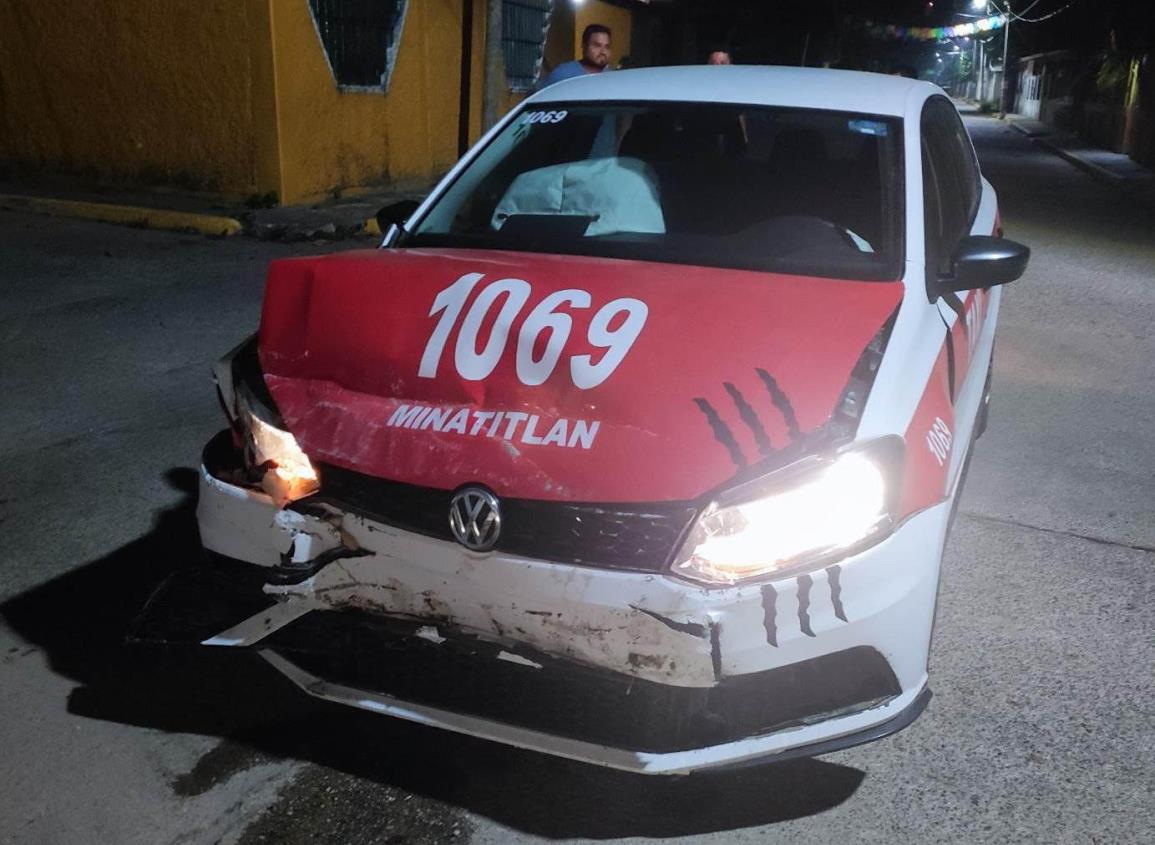 Abandonan taxi luego de impactarse contra una pared