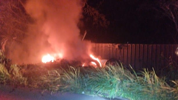 Volcadura e incendio desata “rapiña” en autopista Cosoleacaque- La Tinaja (+Video)