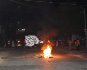 Con fuego protestan y bloquean avenida en Acayucan; llevan más de 24 horas sin luz (+Video)