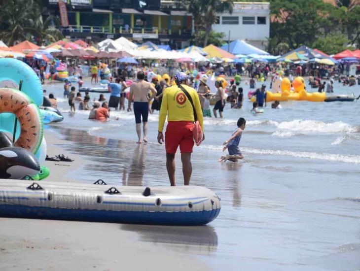 A pesar del sofocante calor de 40 grados, turistas acuden a playas de Veracruz (+Video)