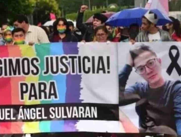 Bandera del orgullo teñida de dolor: en  Marcha del Orgullo Gay claman justicia por chef Miguel Ángel Sulvarán