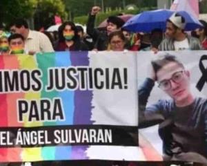 Bandera del orgullo teñida de dolor: en  Marcha del Orgullo Gay claman justicia por chef Miguel Ángel Sulvarán