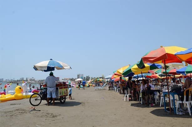 A pesar del sofocante calor de 40 grados, turistas acuden a playas de Veracruz (+Video)