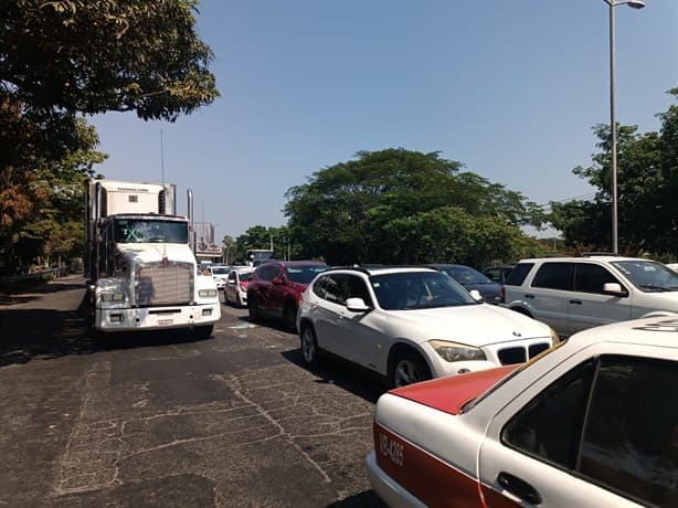 Tome vías alternas; tráfico pesado tras balacera en Veracruz