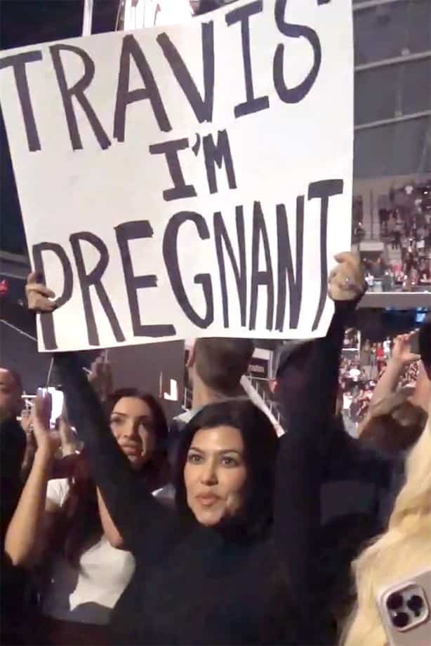 Kourtney Kardashian anuncia su embarazo en concierto de Blink-182