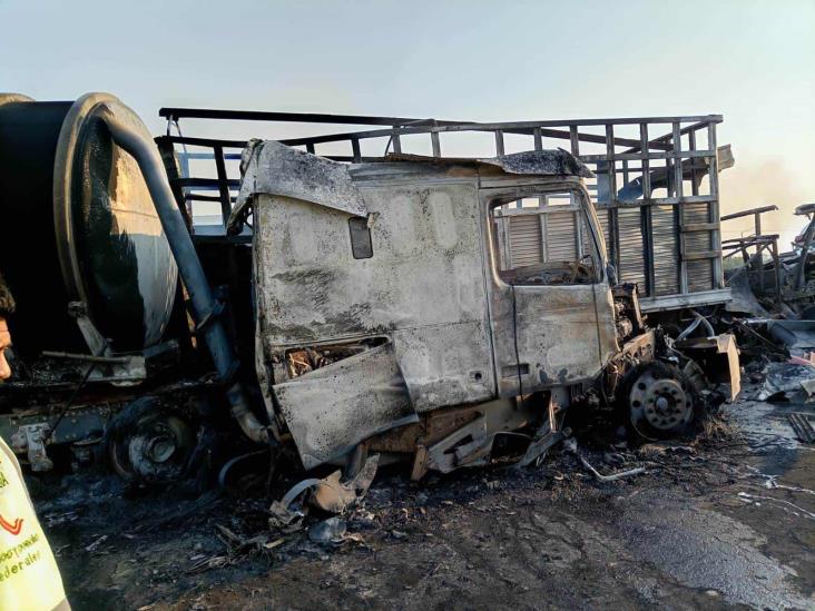 Al menos un muerto y cuatro heridos, saldo de carambola e incendio de tractocamiones en autopista del sur de Veracruz