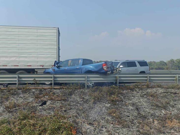 Al menos un muerto y cuatro heridos, saldo de carambola e incendio de tractocamiones en autopista del sur de Veracruz