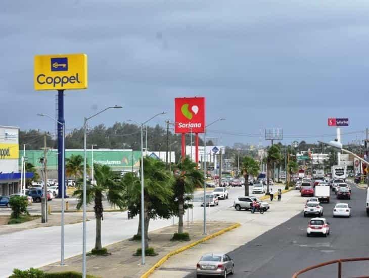 Malhechores abren auto y roban pertenencias de familia en estacionamiento de plaza en Coatzacoalcos
