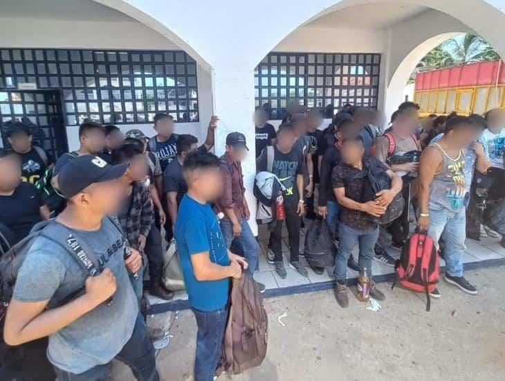 Detienen a 4 presuntos polleros; trasladaban a 129 migrantes en el sur de Veracruz